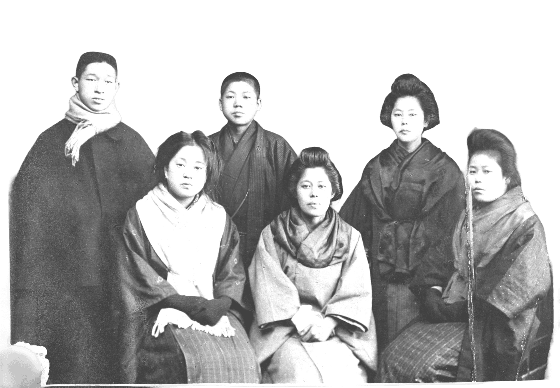 Bức ảnh lịch sử của gia đình ông Toshio Iue, nhà sáng lập SANYO, cùng anh rể ông, Konosuke Matsushita – nhà sáng lập Matsushita Electric Industrial Co., Ltd. – và các thành viên khác trong gia đình.