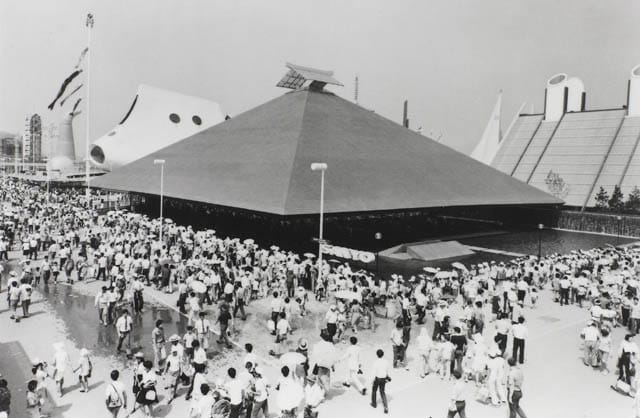 Hình ảnh dòng khách tham quan xếp hàng bên ngoài Gian hàng SANYO tại Expo ’70 Osaka, nơi SANYO đã giới thiệu "Tinh Thần Nhật Bản: Ngôi nhà sống khỏe, khơi nguồn cảm hứng từ Thiên nhiên thứ ba".