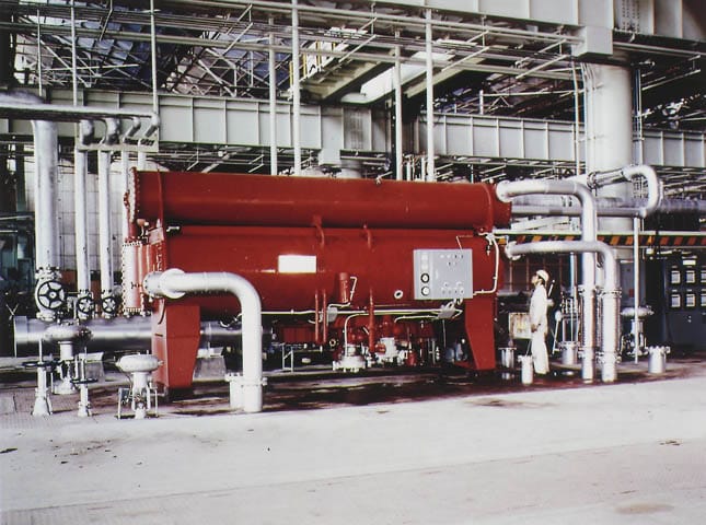 Hình ảnh hệ thống chiller hấp thụ sử dụng hơi nước quy mô lớn đầu tiên của SANYO, được phát triển cho các dự án làm lạnh thương mại.
